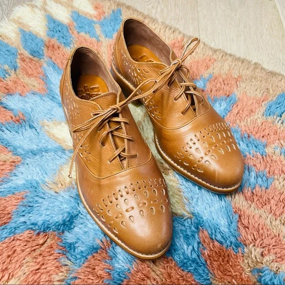ELF Heartbreak Leather Oxfords size 8
Never worn - Picture 14 of 15